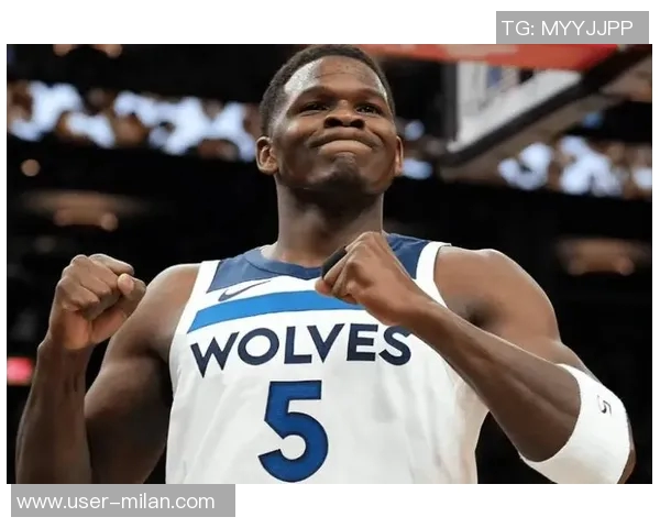 爱德华兹半场表现出色11投6中三分命中率高达40贡献15分3板3助